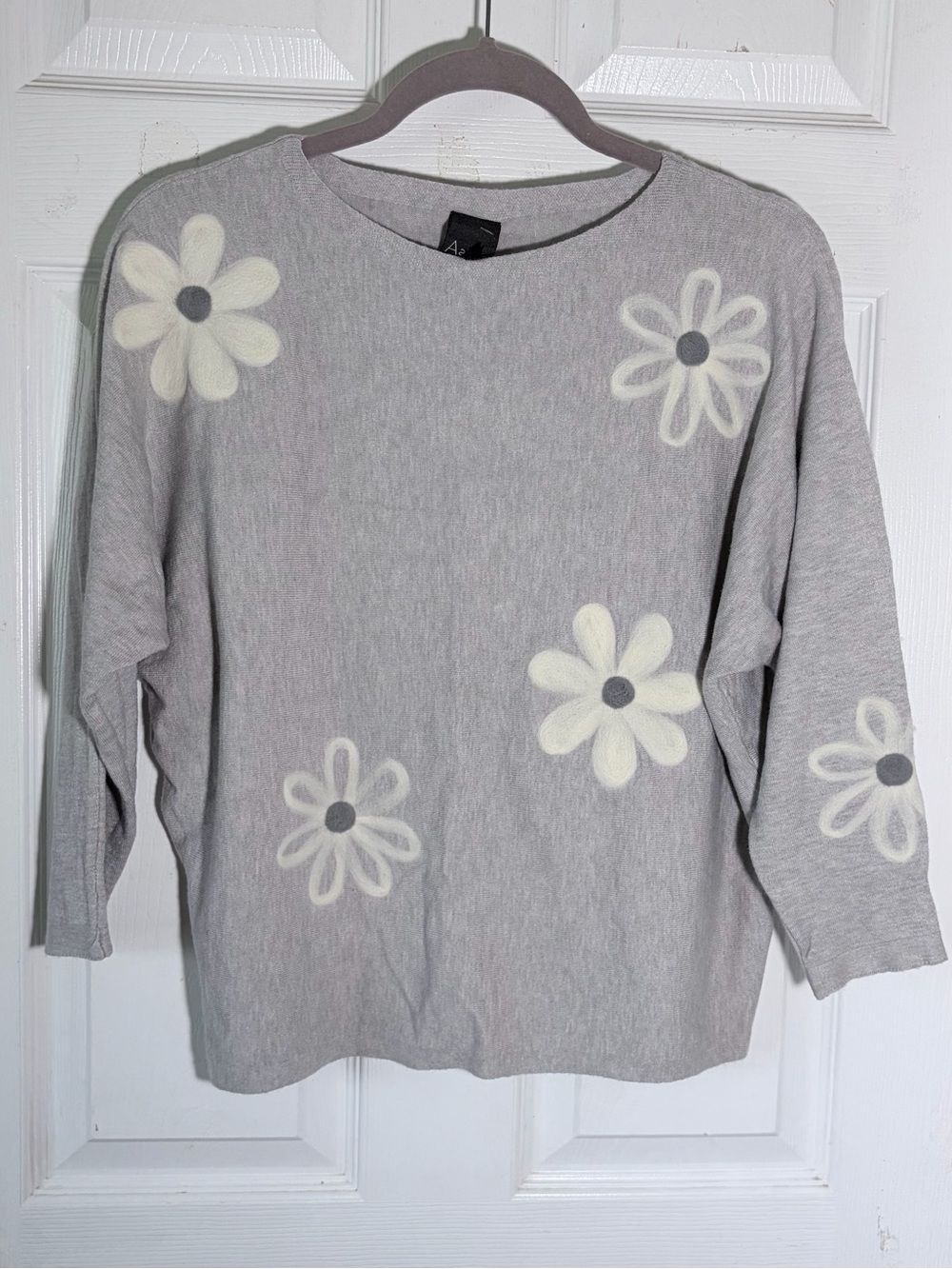 Aaeda Light Gray Floral Crew Neck knit Bat Sleeve Sweater Sz M